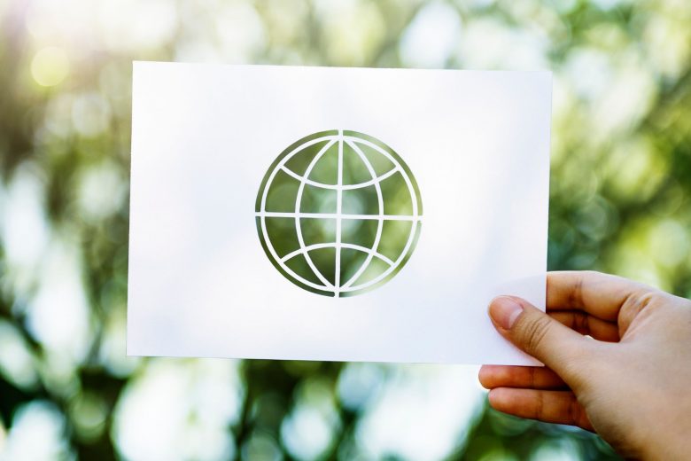 Eine Hand hält Symbol für Internet vor die Natur