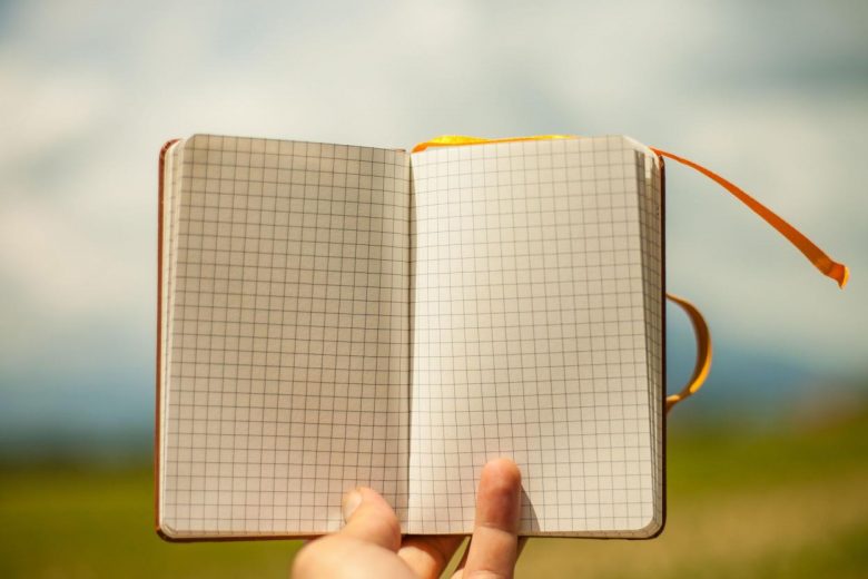 Notizbuch vor Naturhintergrund