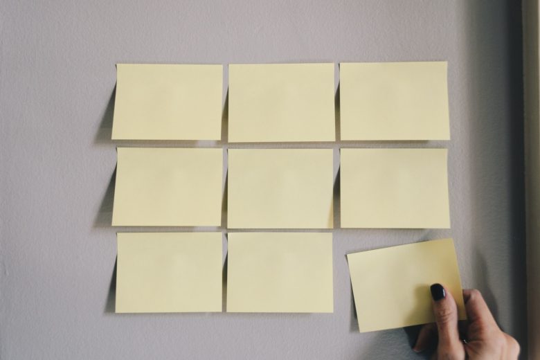 Post-Its an der Wand