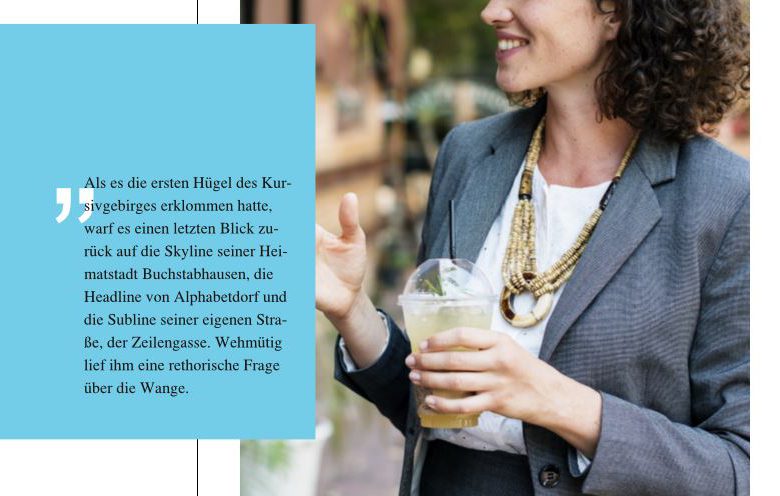 Teil einer Magazinseite, Bild von einer Frau im Hintergrund. Davor ein blaues Rechteck, mit Text darin, hinter dem Text große weiße Anführungszeichen.